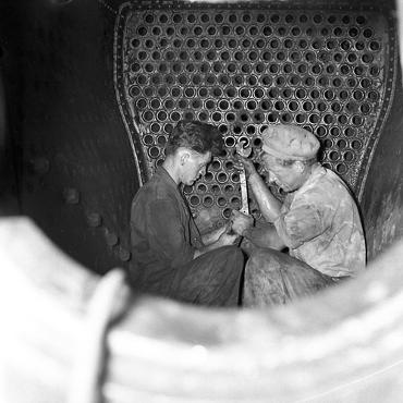 Men working on the boilers of engines, South Maitland Railways, 1961. From the Athel D’Ombrain Collection, University of Newcastle, Cultural Collections.