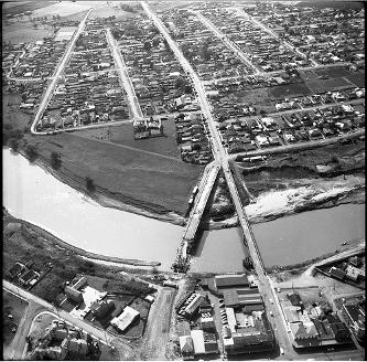 New and old Belmore Bridge from the air, Maitland, NSW, Australia, 1963