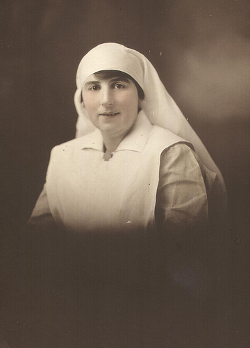  Agnes Hilda Porter, studio portrait (by George A. Daniel, Newcastle), in card mount, c.1918. From the Royal Newcastle Hospital Archives, University of Newcastle, Cultural Collections.