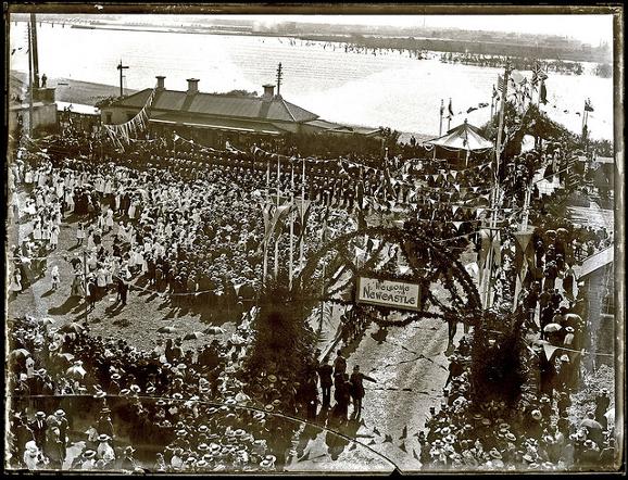 Waiting for royals at Honeysuckle, Newcastle, NSW, 25 May 1901